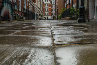 特写镜头照片的路晚上后雨与反<strong>射<strong>灯</strong></strong>