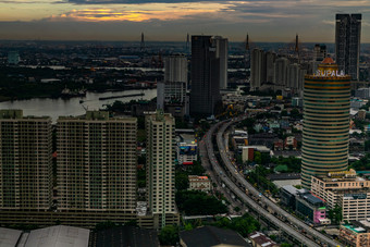曼谷泰国俊的摩天大楼曼谷沿着的潮phraya河的晚上给的城市现代风格