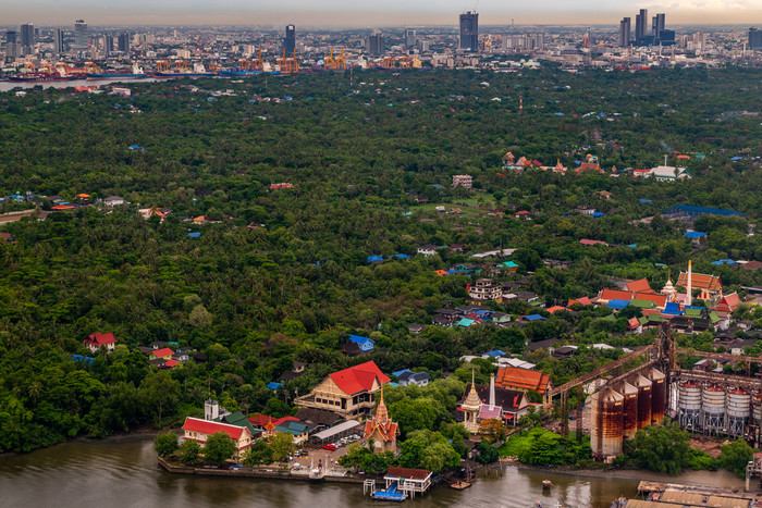 曼谷泰国俊的视图的潮phraya河那看到的绿色区域下一个的河哪一个被称为爆炸克拉乔美丽的自然