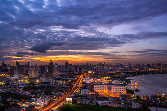 曼谷泰国7月天空视图曼谷与摩天大楼的业务区曼谷沿着的潮phraya成河的在美丽的《暮光之城》给的城市现代风格