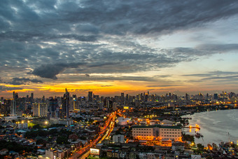 曼谷泰国7月天空视图曼谷与摩天大楼的业务区曼谷沿着的潮phraya成河的在美丽的《暮光之城》给的城市现代风格