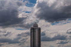 曼谷泰国7月下午视图曼谷与摩天大楼的城市在那里背景美丽的天空和云