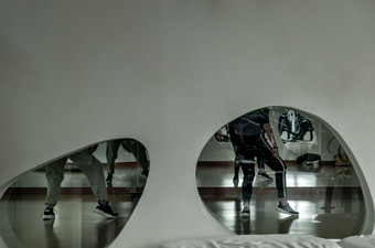 曼谷泰国10月年轻的舞者运动服培训前面大镜子工作室现代跳舞看通过的玻璃窗口复制空间