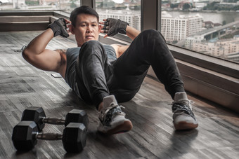 曼谷泰国10月男人。运动员做胃锻炼现代健身房体育运动健身健身生活方式和人概念