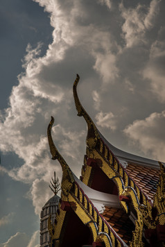 曼谷泰国10月的屋顶的泰国寺庙沿着与的山墙的前的寺庙屋顶那接收美丽的太阳