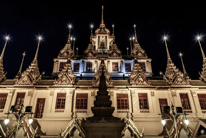 曼谷泰国11月金闪亮的罗哈普拉萨特金属城堡基斯晚上金字塔形状的佛教寺庙从为冥想什么ratchanatdaram在这里的大多数旅游目的地具有里程碑意义的phra那空区