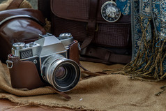 古董照片相机和棕色（的）皮革袋与围巾和口袋里看袋布背景假期旅行概念设计古董颜色语气
