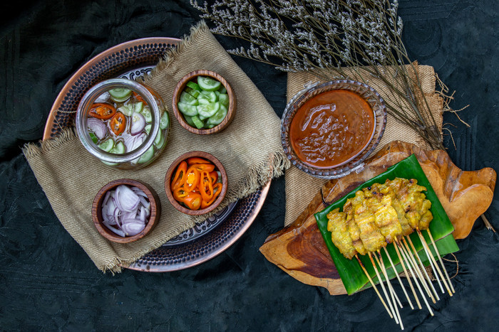 猪肉沙爹吃与你的花生酱汁和泡菜哪一个是黄瓜片和洋葱醋泰国风格食物
