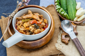泰国风格食物panaeng咖喱与猪肉菜单与椰子牛奶干红色的猪肉椰子咖喱服务与蔬菜美味的和著名的泰国食物