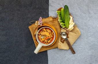 泰国风格食物panaeng咖喱与猪肉菜单与椰子牛奶干红色的猪肉椰子咖喱服务与蔬菜美味的和著名的泰国食物前视图