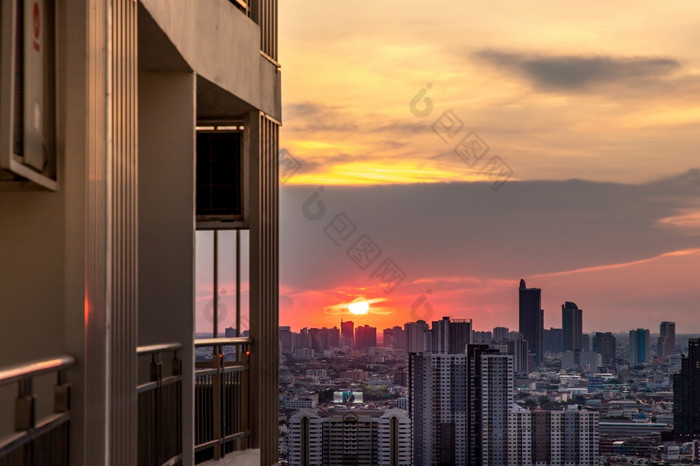 曼谷泰国五月曼谷城市和日落风景优美的视图从视图点从公寓阳台