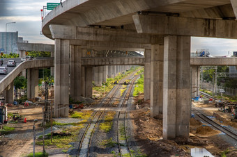 曼谷泰国俊的<strong>铁路</strong>下收费公路城市景观与<strong>铁路</strong>色彩斑斓的环境与日落树和绿色草<strong>铁路</strong>结晚上夏季