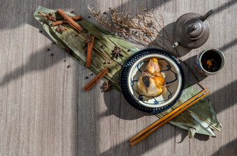 中国人大米饺子粽子形状的锥体包装叶子成分碗中国人风格和筷子服务与中国人茶著名的亚洲美味的手工制作的食物龙船段节日场合