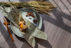 中国人大米饺子粽子形状的锥体包装叶子成分干香蕉叶著名的亚洲美味的手工制作的食物龙船段节日场合