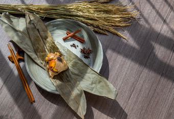 中国人大米饺子粽子形状的锥体包装叶子成分干香蕉叶著名的亚洲美味的手工制作的食物龙船段节日场合