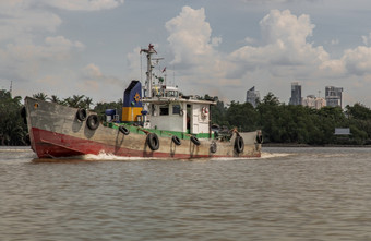 曼谷泰国7月货物船停的中间的潮phraya河与天空的背景