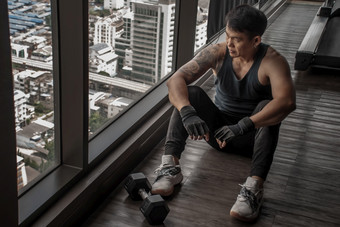 曼谷泰国10月<strong>体育</strong>运动男人。坐着和休息后锻炼锻炼健身健身房放松概念强度培训和身体构建<strong>主题</strong>