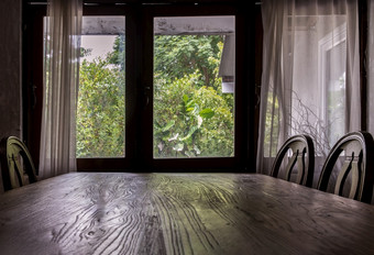 木吃表格和<strong>椅</strong>子<strong>餐厅</strong>房间木窗口和白色窗帘传统的房子焦点具体地说