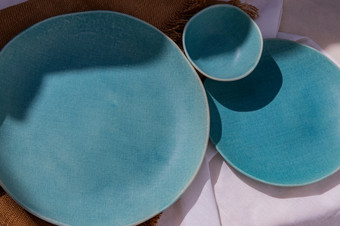 详细的陶瓷盘子麻布首页装饰陶瓷餐具美丽的安排