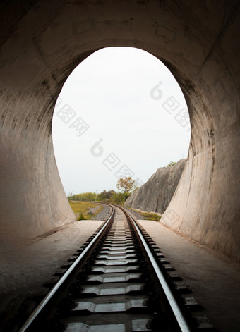 内部的铁路隧道和铁路与自然光的<strong>结束</strong>光的<strong>结束</strong>的隧道灯和阴影概念实现你的目标复制空间焦点具体地说