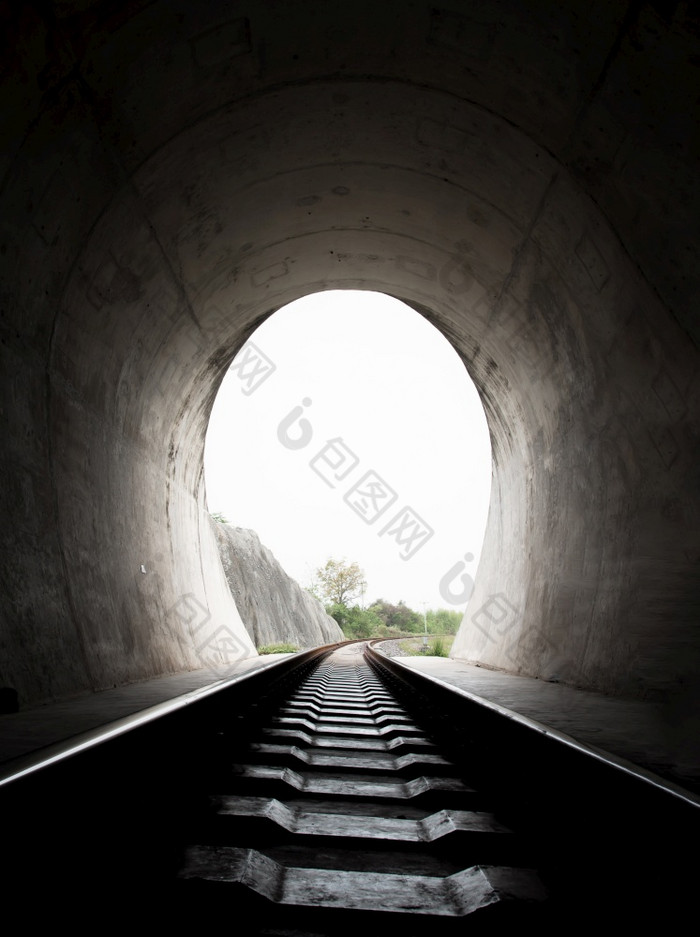 内部的铁路隧道和铁路与自然光的结束光的结束的隧道灯和阴影概念实现你的目标复制空间焦点具体地说