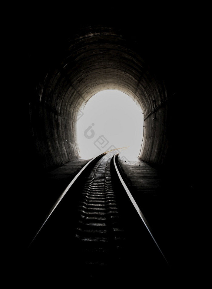 内部的铁路隧道和铁路与自然光的结束光的结束的隧道灯和阴影概念实现你的目标复制空间焦点具体地说