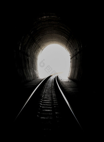 内部的铁路隧道和铁路与自然光的<strong>结束</strong>光的<strong>结束</strong>的隧道灯和阴影概念实现你的目标复制空间焦点具体地说
