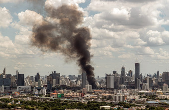 曼谷泰国俊羽黑色的烟云从烧建筑火社区区域的曼谷城市火灾难事故焦点具体地说