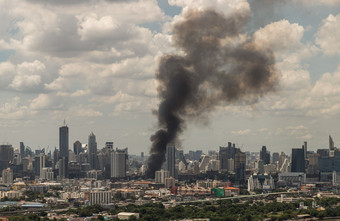 曼谷泰国俊羽黑色的烟云从烧建筑火社区区域的曼谷城市火灾难事故焦点具体地说