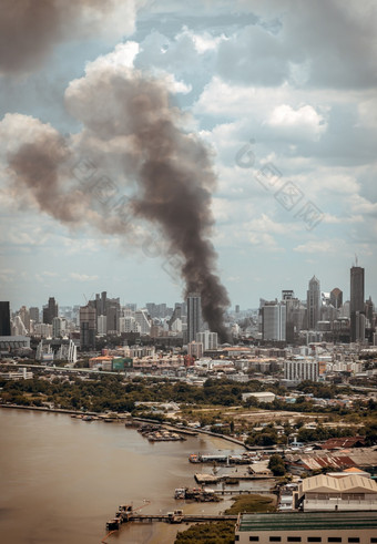 曼谷泰国俊羽黑色的烟云从烧建筑火<strong>社区区域</strong>的曼谷城市火灾难事故焦点具体地说