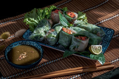 健康的越南春天卷部分的东西蔬菜陶瓷板服务与辣的酱汁焦点具体地说
