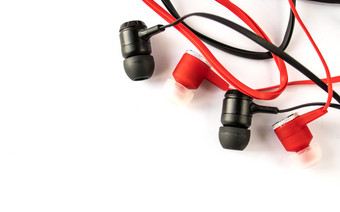 红色的和黑色的耳机与耳机白色背景红色的和黑色的耳机与耳机谎言白色背景孤立的