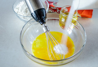 紧凑的鸡蛋<strong>玻璃碗</strong>与糖的表格鸡蛋<strong>玻璃碗</strong>与糖