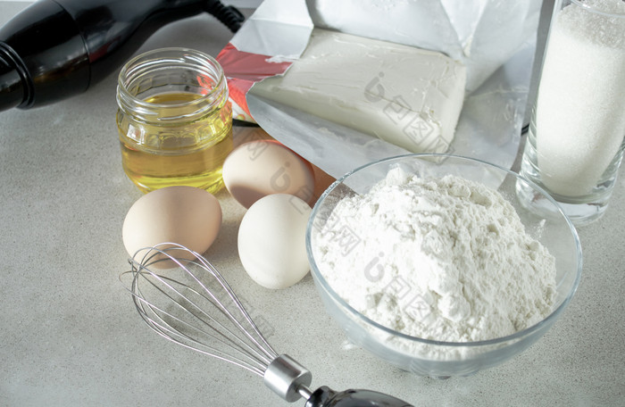面粉和糖玻璃容器鸡蛋和黄油白色表格面粉和糖玻璃容器鸡蛋和黄油的表格