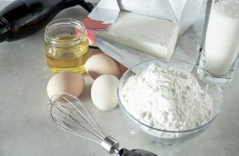 面粉和糖玻璃容器鸡蛋和黄油白色表格面粉和糖玻璃容器鸡蛋和黄油的表格