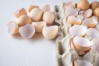 鸡蛋和shkarlupka鸡蛋盒子白色背景鸡蛋和什卡卢帕半鸡蛋托盘
