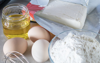 面粉和糖玻璃容器鸡蛋和黄油白色表格成分为烹饪成分为烹饪面粉和糖玻璃容器鸡蛋和黄油白色表格
