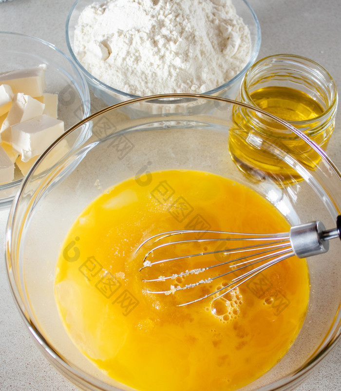 成分为烹饪鸡蛋碗与搅拌为打特写镜头鸡蛋成分为烹饪鸡蛋碗与搅拌为打
