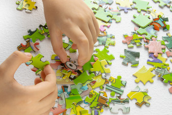 手孩子玩色彩斑斓的谜题发展中孩子通过玩玩具<strong>早期</strong>学习手孩子玩色彩斑斓的谜题发展中孩子通过玩玩具
