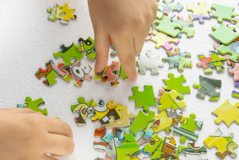 手孩子玩色彩斑斓的谜题发展中孩子通过玩玩具早期学习手孩子玩色彩斑斓的谜题发展中孩子通过玩玩具