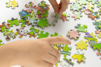 孩子戏剧谜题手孩子玩色彩斑斓的谜题发展中孩子通过玩玩具孩子戏剧谜题手孩子玩色彩斑斓的谜题