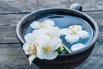 茉莉花茶与树莓花黑暗木背景茉莉花茶与茉莉花花黑暗背景