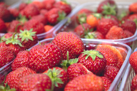 花园草莓许多成熟的多汁的浆果塑料盒子维生素健康的食物营养维生素花园草莓许多成熟的多汁的浆果塑料盒子