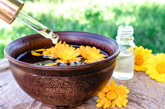 芳香疗法至关重要的石油与聚花木背景自然提取聚酊碗药用植物芳香疗法至关重要的石油与聚花木背景自然提取聚酊碗