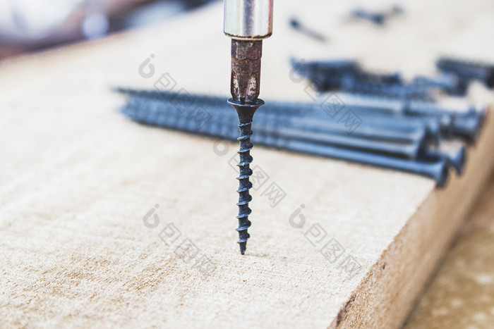 的钢螺杆完蛋了成的木董事会与螺丝刀的概念工具和修复工作钢螺丝金属螺杆的钢螺杆完蛋了成的木董事会与螺丝刀的概念工具和修复工作钢螺丝