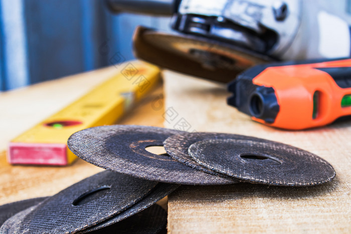 圈为的角磨床是木董事会附近的磨床的概念工具和修复工作圈为的角磨床是木董事会附近的磨床
