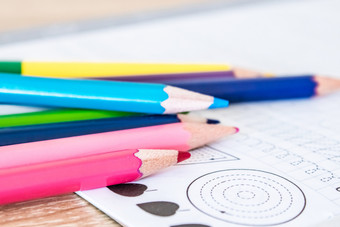 彩色的铅笔分散学校笔记本特写镜头彩色的铅笔分散学校笔记本