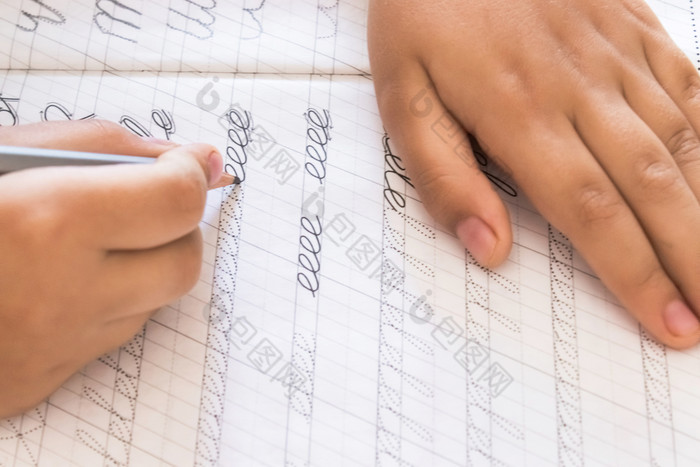 小学生写作特写镜头铅笔的手孩子们的男孩写作小学生写作特写镜头铅笔的手孩子们