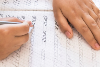 小学生写作特写镜头铅笔的手孩子们的男孩写作小学生写作特写镜头铅笔的手孩子们