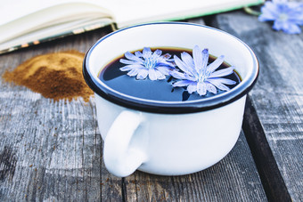 白色杯与菊苣喝和花附近菊苣粉茶从菊苣健康的吃概念咖啡替代白色杯与菊苣喝和花附近菊苣粉茶从菊苣健康的吃概念